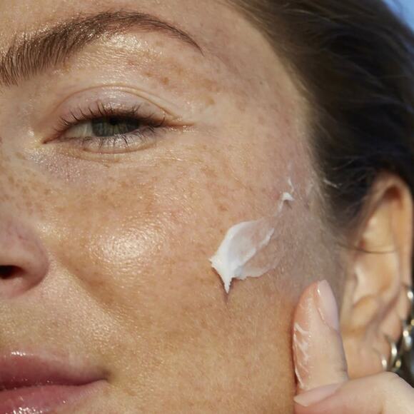 Ellis Brooklyn NIB Satisfying Skin Caring Moisturizer Demi Blur Finish Vanilla - Picture 14 of 16